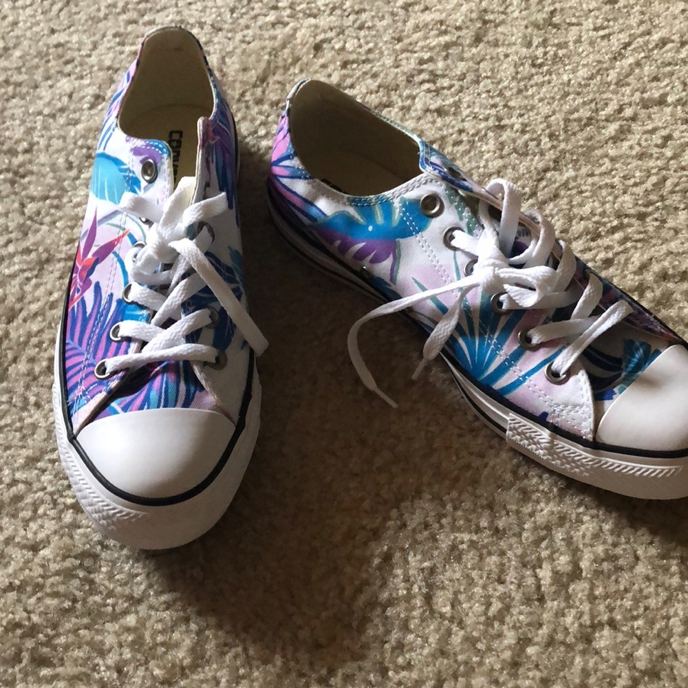 Converse - womens size 10 NIB